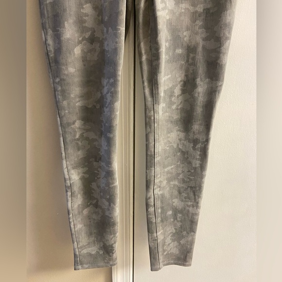 Spanx jeggings jean-ish leggings camo washed stone color ankle length Medium - Picture 7 of 9